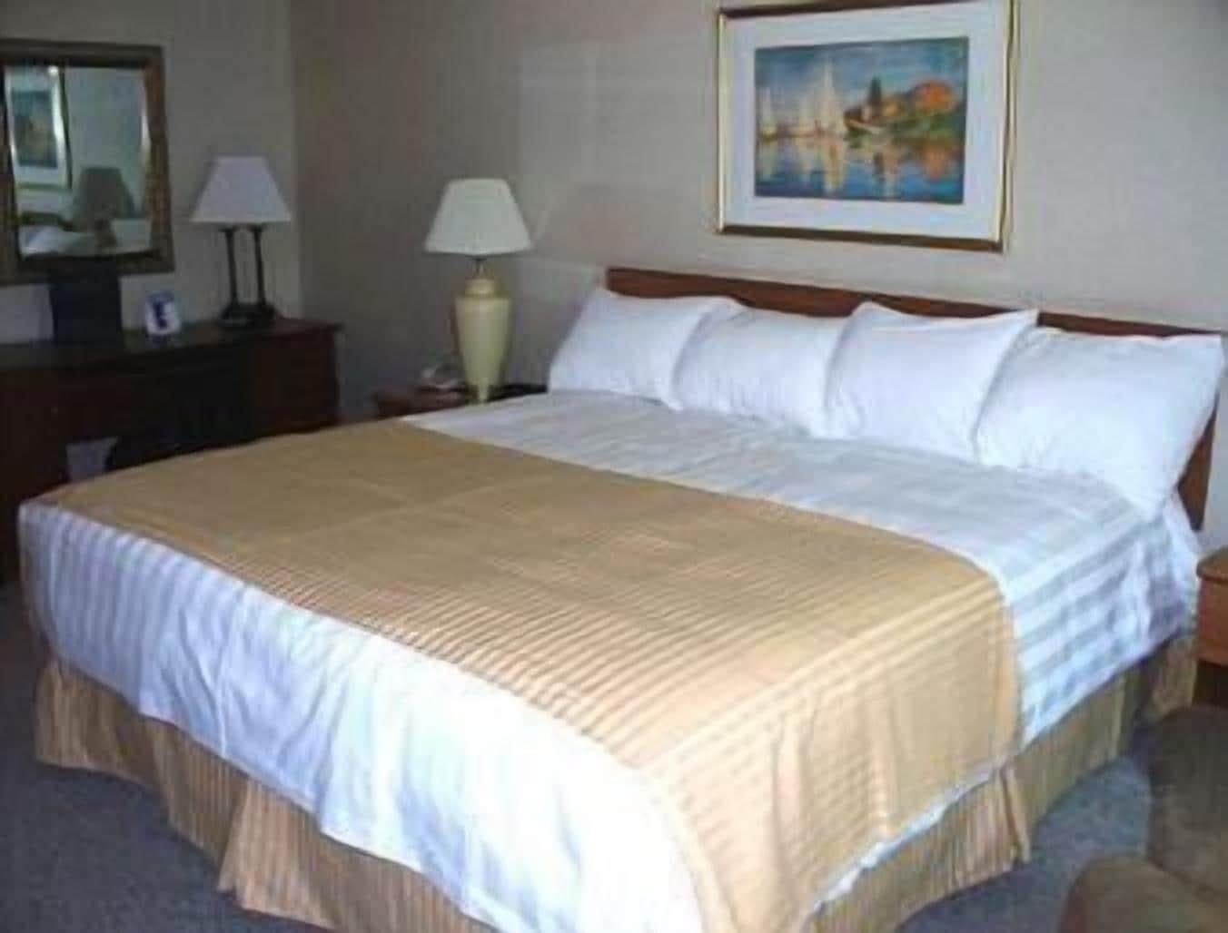 Ramada By Wyndham Watertown Thousand Экстерьер фото