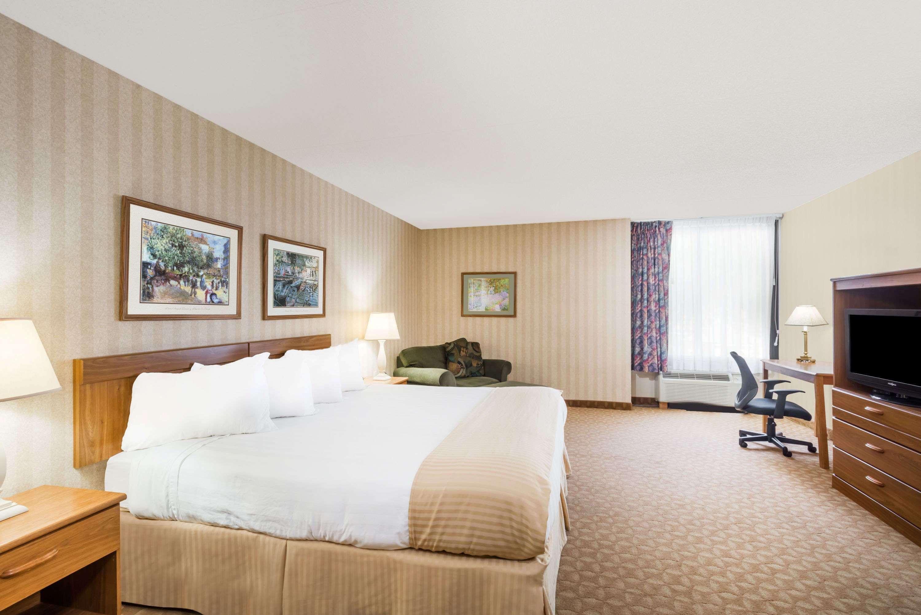 Ramada By Wyndham Watertown Thousand Экстерьер фото