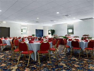 Ramada By Wyndham Watertown Thousand Ресторан фото